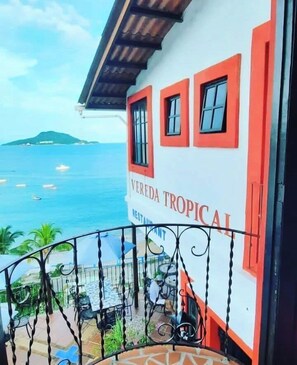 Dobbelt- eller tomannsrom – classic, balkong, sjøutsikt | Skrivebord for bærbar PC