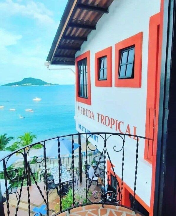 Habitación clásica con 1 cama matrimonial o 2 individuales, balcón, vista al mar | Espacio para trabajar con laptop 