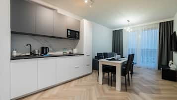 Kühlschrank, Mikrowelle, Herdplatte, Geschirrspüler