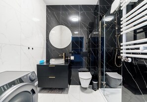 Een douche, een haardroger, handdoeken