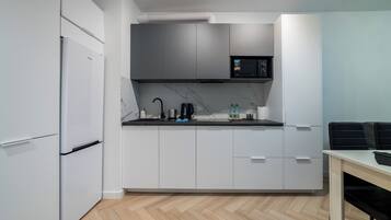 Kühlschrank, Mikrowelle, Herdplatte, Geschirrspüler