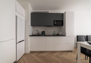 Réfrigérateur, micro-ondes, plaque de cuisson, lave-vaisselle
