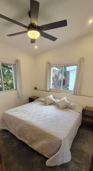 1 bedroom, free WiFi, bed sheets - House steps from the beach Playa Guasacate- Popoyo (Las Salinas)