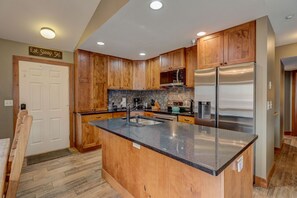 Fridge, microwave, oven, dishwasher - Breckenridge 2BR | Ski & Mountain Adventure Base (Breckenridge)