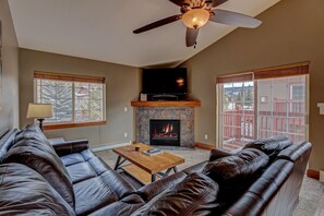 Books - Breckenridge 2BR | Ski & Mountain Adventure Base (Breckenridge)