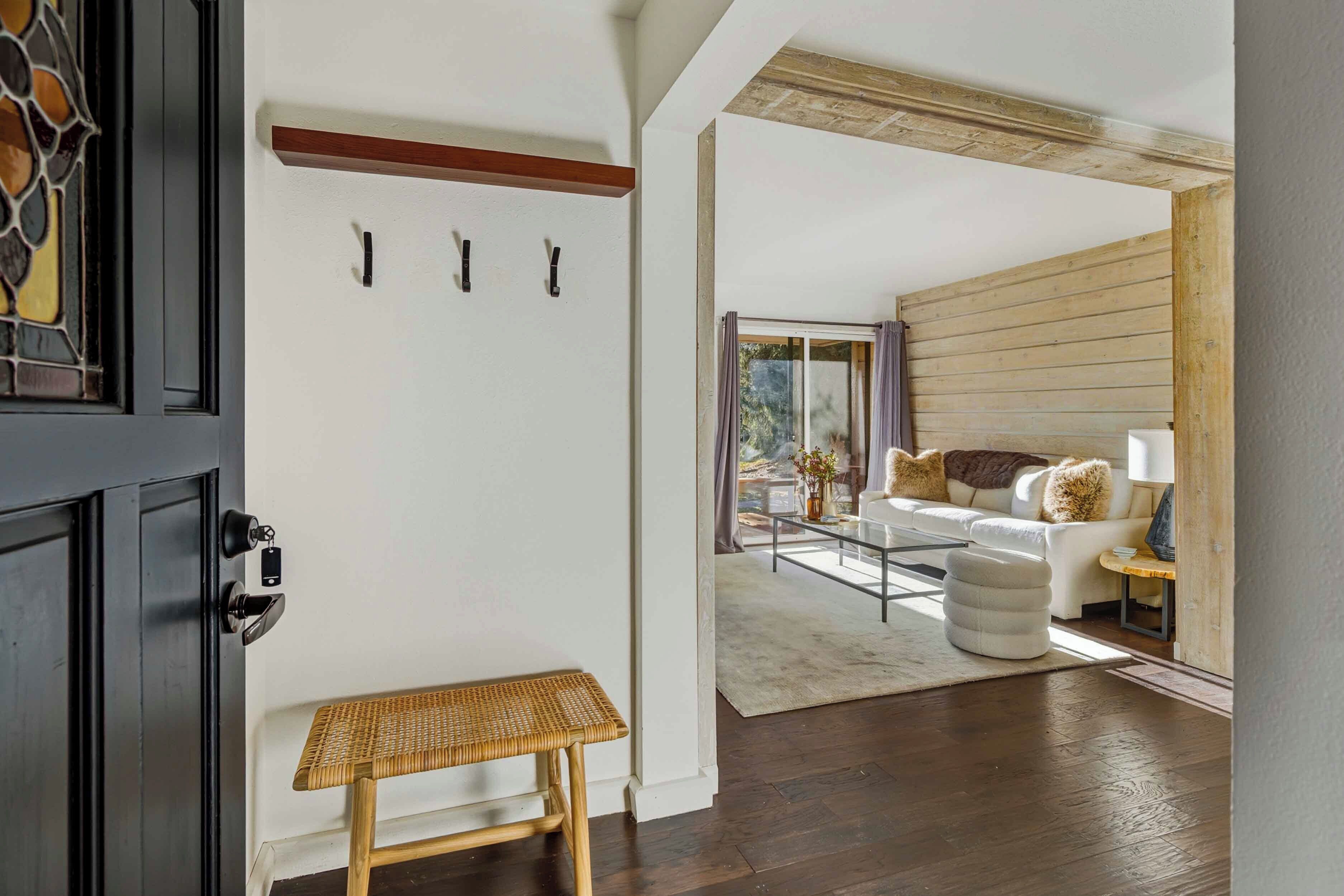 Smart TV, caminetto, libri