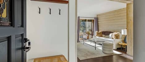 Smart TV, caminetto, libri