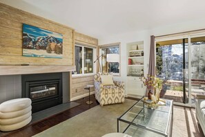 Smart TV, fireplace, books - Elkhorn Bluff Condo | Hot Tub | Pool | Skiing (Sun Valley)
