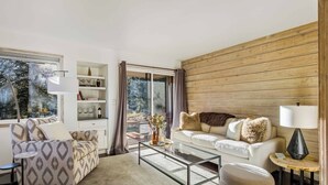 Smart TV, chimenea y libros 