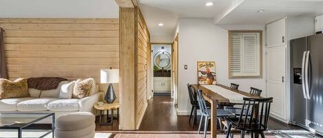 Smart TV, chimenea y libros