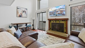 Smart-TV, Kamin, Stereoanlage