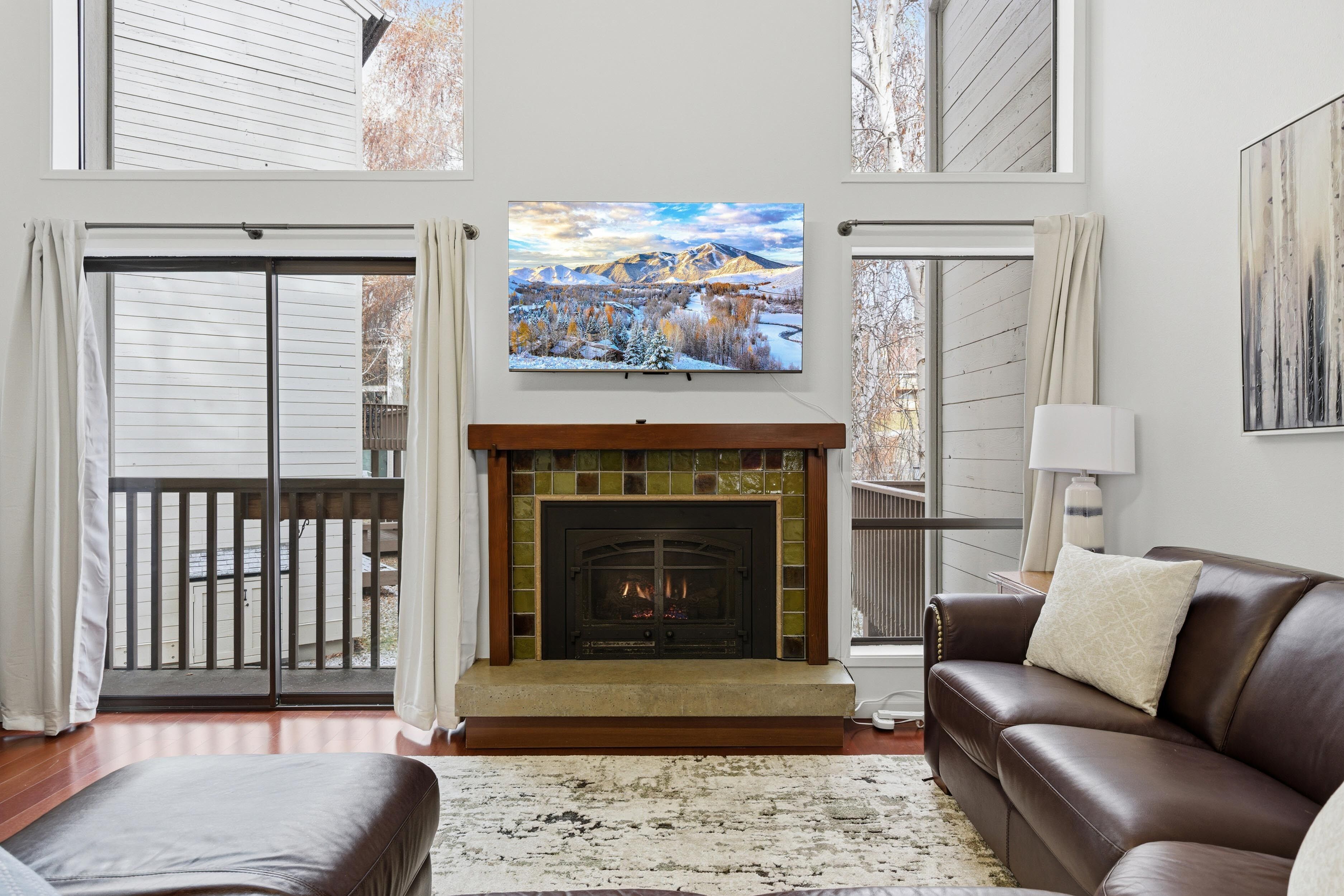 TV connectée, cheminée, chaîne hi-fi