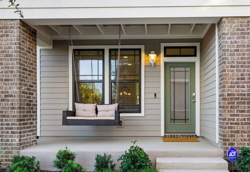 Riverside Townhouse - 3 Bedroom with Garage
