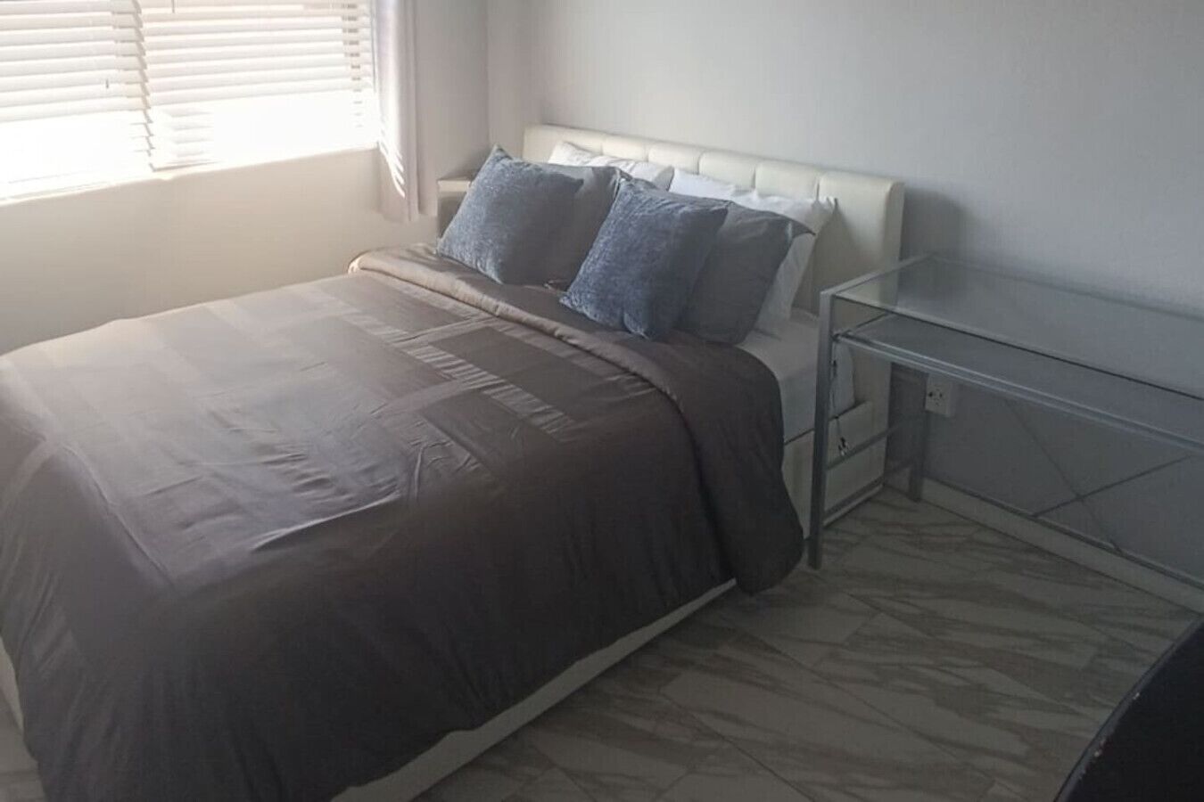 Skrivbord, strykjärn/strykbräda, wi-fi och sängkläder