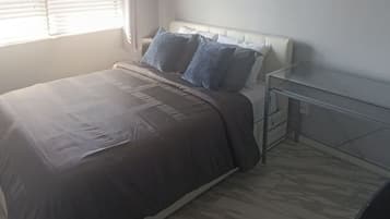 Skrivbord, strykjärn/strykbräda, wi-fi och sängkläder