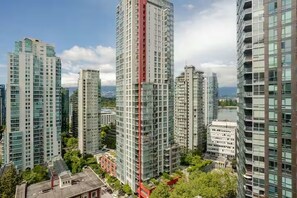 Un complejo de edificios de gran altura con varias torres residenciales, rodeado de vegetación y otros edificios.