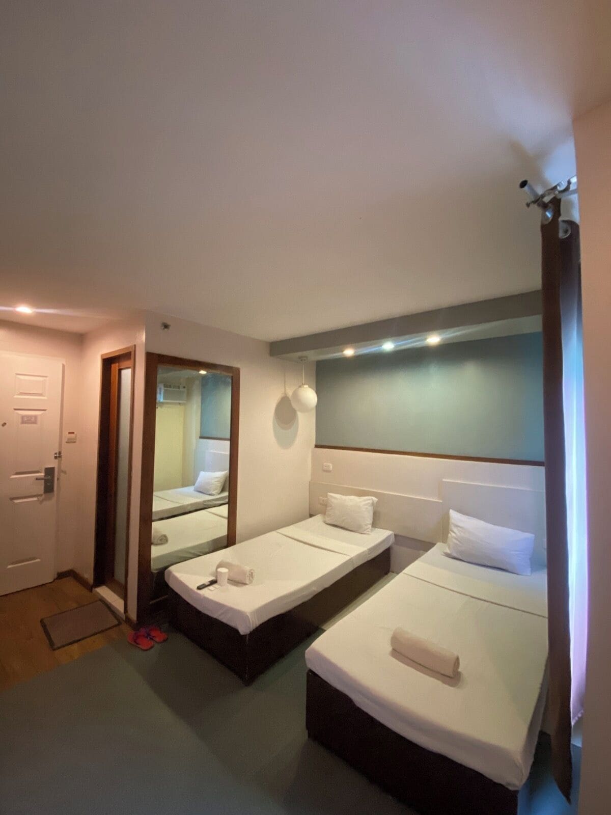 Habitación individual Confort | Escritorio, espacio para trabajar con laptop y wifi gratis 