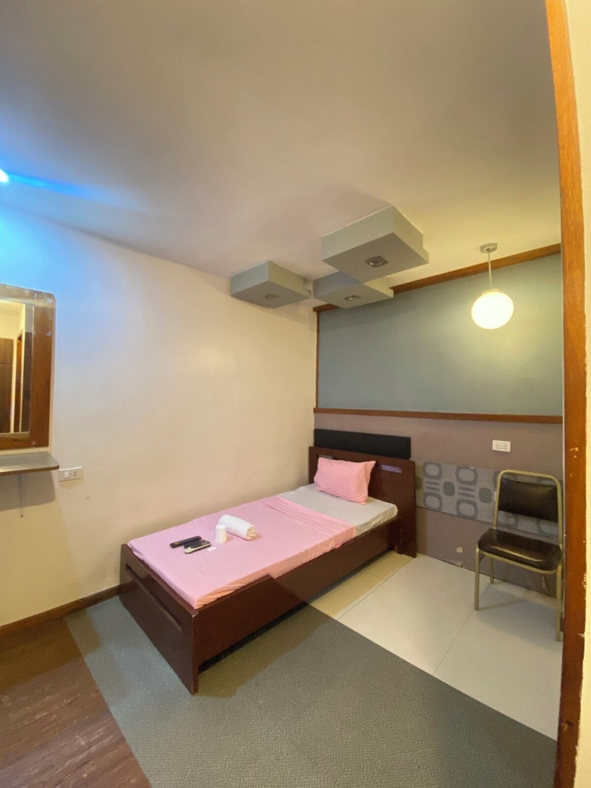 Habitación individual Confort | Escritorio, espacio para trabajar con laptop y wifi gratis 