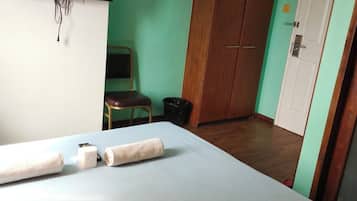 Kahden hengen comfort-huone, kaupunkinäköala | Työpöytä, kannettavalle tietokoneelle sopiva työtila, ilmainen Wi-Fi