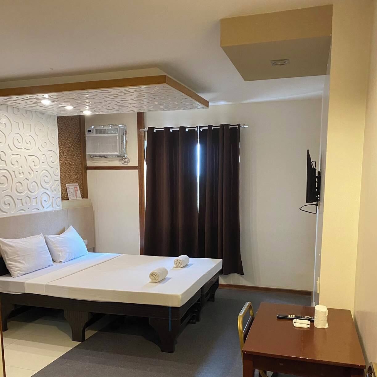 Desk, laptop workspace, free WiFi