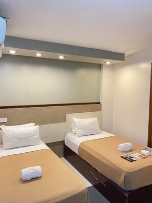 Desk, laptop workspace, free WiFi - Villa Rosita Hotel Naga City (Naga)