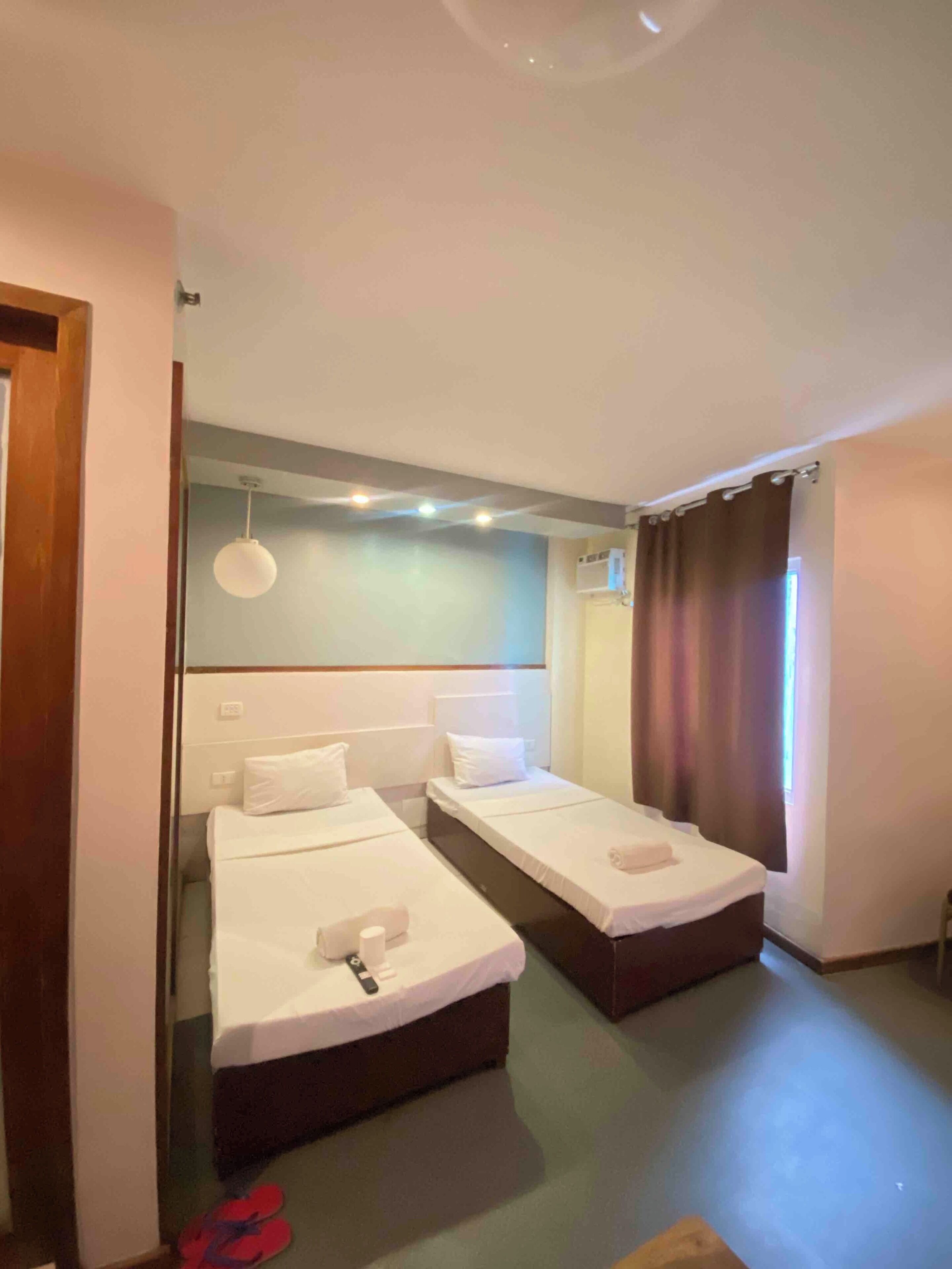 Habitación Confort con 2 camas individuales, vista a la ciudad | Escritorio, espacio para trabajar con laptop y wifi gratis 