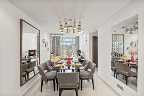 Dining - Canalfront apartment - Burj Khalifa view - Business Bay (Dubai)