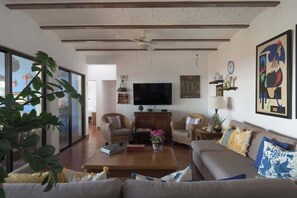 TV - ANANA Casa de los Sueños - Villa with Thermal Water and Views (San Juan Cosalá)