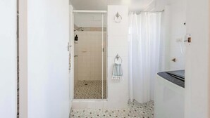 Shower, hair dryer, towels - Honeysuckle Cottage - Oceanstays (Brooms Head)