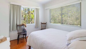 2 bedrooms, iron/ironing board, WiFi, bed sheets - Honeysuckle Cottage - Oceanstays (Brooms Head)