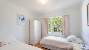 2 bedrooms, iron/ironing board, WiFi, bed sheets - Honeysuckle Cottage - Oceanstays (Brooms Head)
