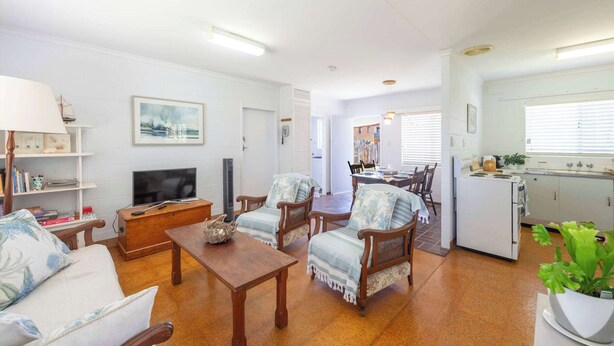 TV - Honeysuckle Cottage - Oceanstays (Brooms Head)