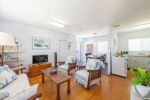 TV - Honeysuckle Cottage - Oceanstays (Brooms Head)