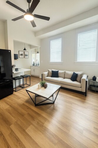 Stay in our modern and comfortable Guest House perfectly located in the...