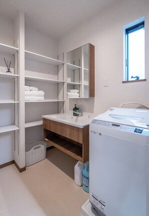 Separate tub and shower, hair dryer, towels, soap - HANASTAY KIYOSI (OSAKA-Shi, Nishinari Ward)