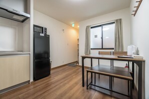 Basic Double Room, Balcony | Free WiFi - HANASTAY KIYOSI (OSAKA-Shi, Nishinari Ward)
