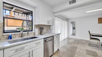 Kylskåp, mikrovågsugn, ugn och spishäll