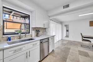 Kylskåp, mikrovågsugn, ugn och spishäll