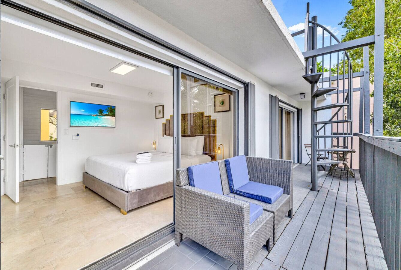 Desk, iron/ironing board, WiFi, bed sheets