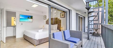 Desk, iron/ironing board, WiFi, bed sheets