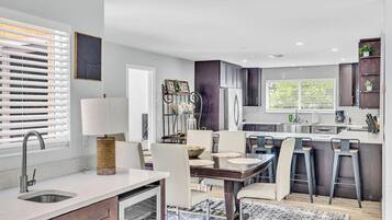 Réfrigérateur, micro-ondes, four, lave-vaisselle