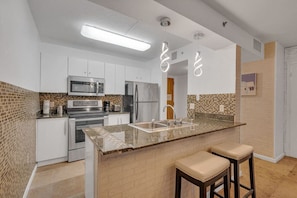 Fridge - Amazing  unit/location with amenities & parking (Miami)