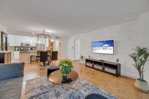 TV - Amazing  unit/location with amenities & parking (Miami)