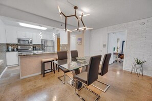 Dining - Amazing  unit/location with amenities & parking (Miami)