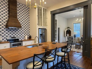 Fridge, microwave, oven, stovetop - 1848 T.J. Harper house in historic enclave close to restaurants, downtown, etc. (Vicksburg)