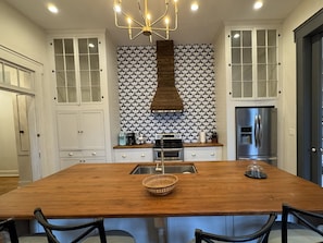 Fridge, microwave, oven, stovetop - 1848 T.J. Harper house in historic enclave close to restaurants, downtown, etc. (Vicksburg)