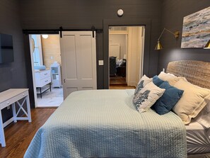 Iron/ironing board, free WiFi, bed sheets, wheelchair access - 1848 T.J. Harper house in historic enclave close to restaurants, downtown, etc. (Vicksburg)