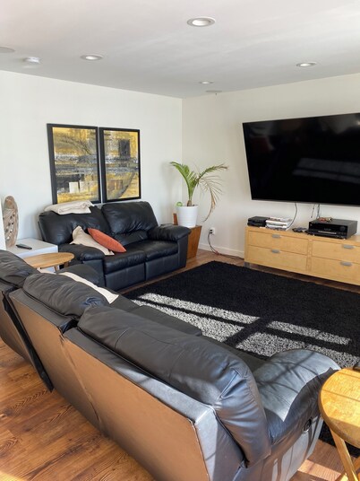 Premium Year-round lakefront Cottage. Bring the entire family or 2 Pet friendly