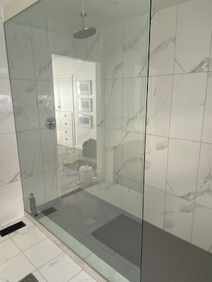 Douche, séchoir à cheveux, bidet, serviettes fournies