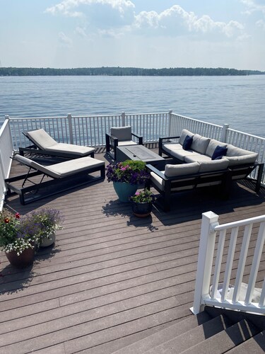  Premium Year-round lakefront Cottage. Bring the entire family or 2 Pet friendly